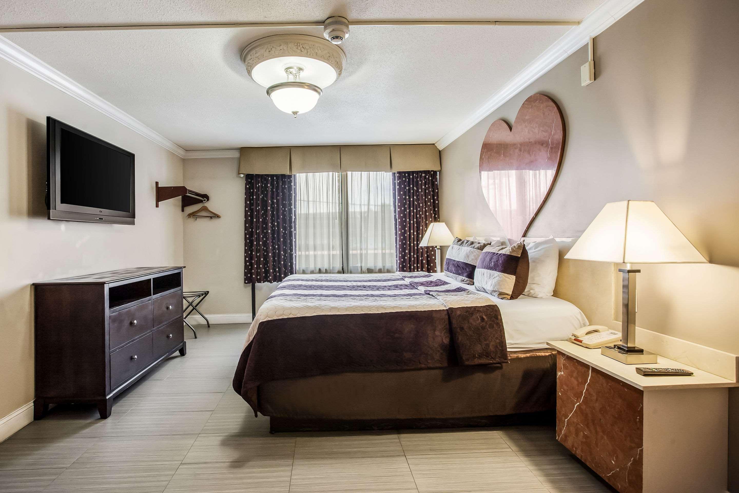 อีโคโน ลอดจ์ เมดโดว์แลนด์ แอท อเมริกันดรีม Hotel คาร์ลสตัดต์ ภายนอก รูปภาพ