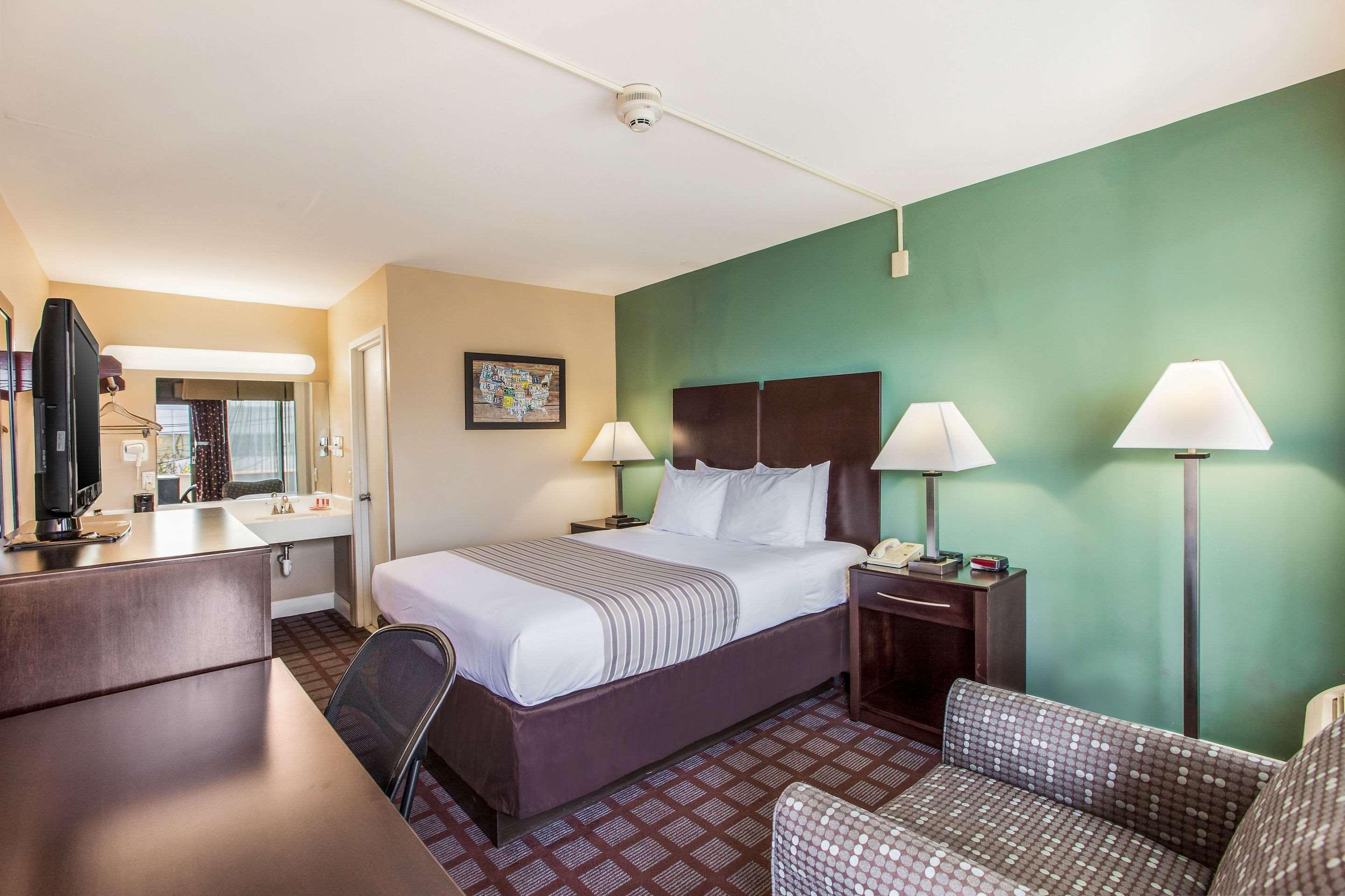 อีโคโน ลอดจ์ เมดโดว์แลนด์ แอท อเมริกันดรีม Hotel คาร์ลสตัดต์ ภายนอก รูปภาพ